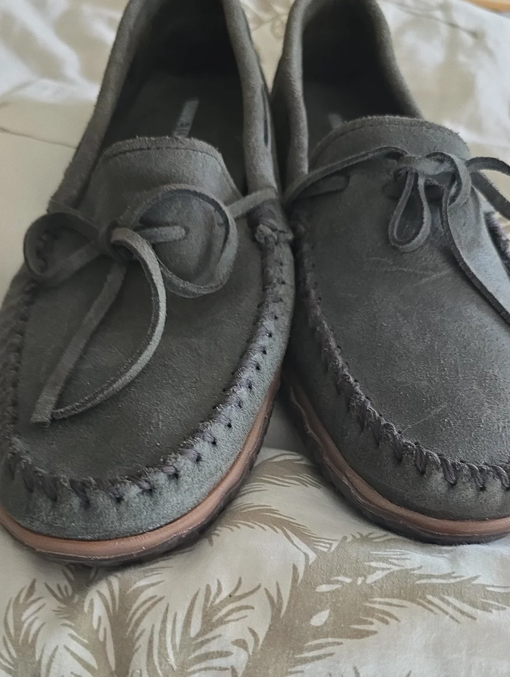 Minnetonka Grey Suede Slipper Size 10
